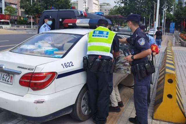 何高听|【节日我在岗】广州海珠客运站前盲人迷路，特警小哥哥成了他的眼