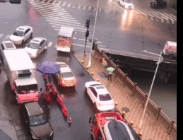 消防车|什么情况？消防车持续鸣笛，这俩车却迟迟不避让！结果来了