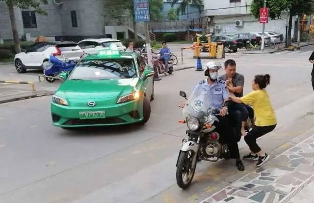 执勤|【节日我在岗】双节执勤忙，警方暖心房