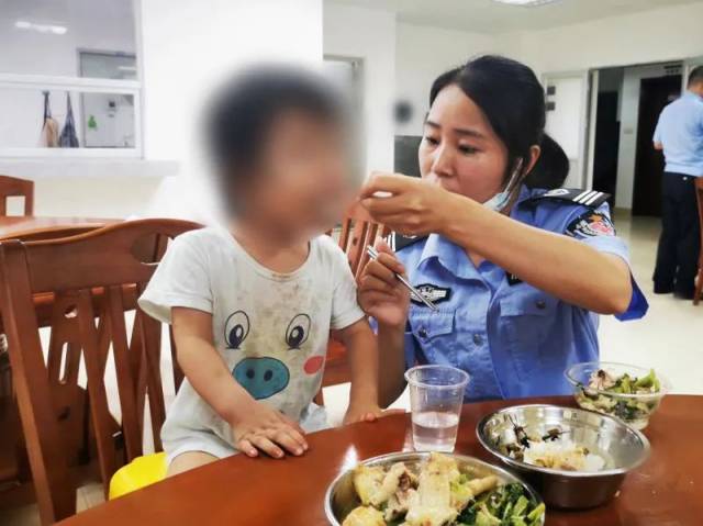 小女孩|【节日我在岗】民警巡逻发现走失女童，暖心陪伴助其找到亲人