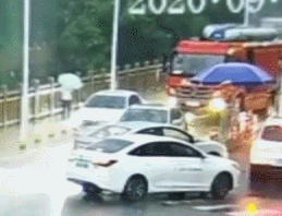 消防车|什么情况？消防车持续鸣笛，这俩车却迟迟不避让！结果来了