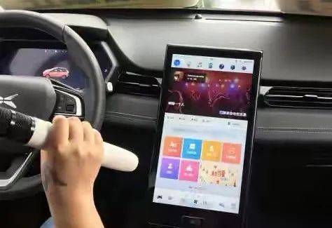 下车|乐广高速梅花段堵车，少年竟下车在隧道里打篮球！