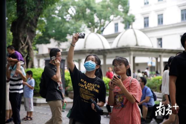 国庆长假第五天，广州沙面公园人气爆棚，热度不减