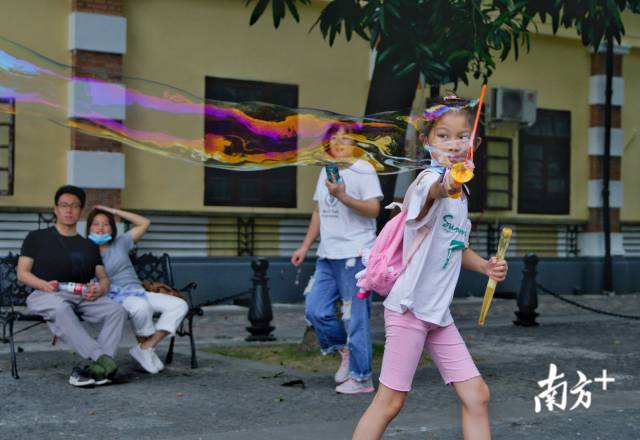 国庆长假第五天，广州沙面公园人气爆棚，热度不减