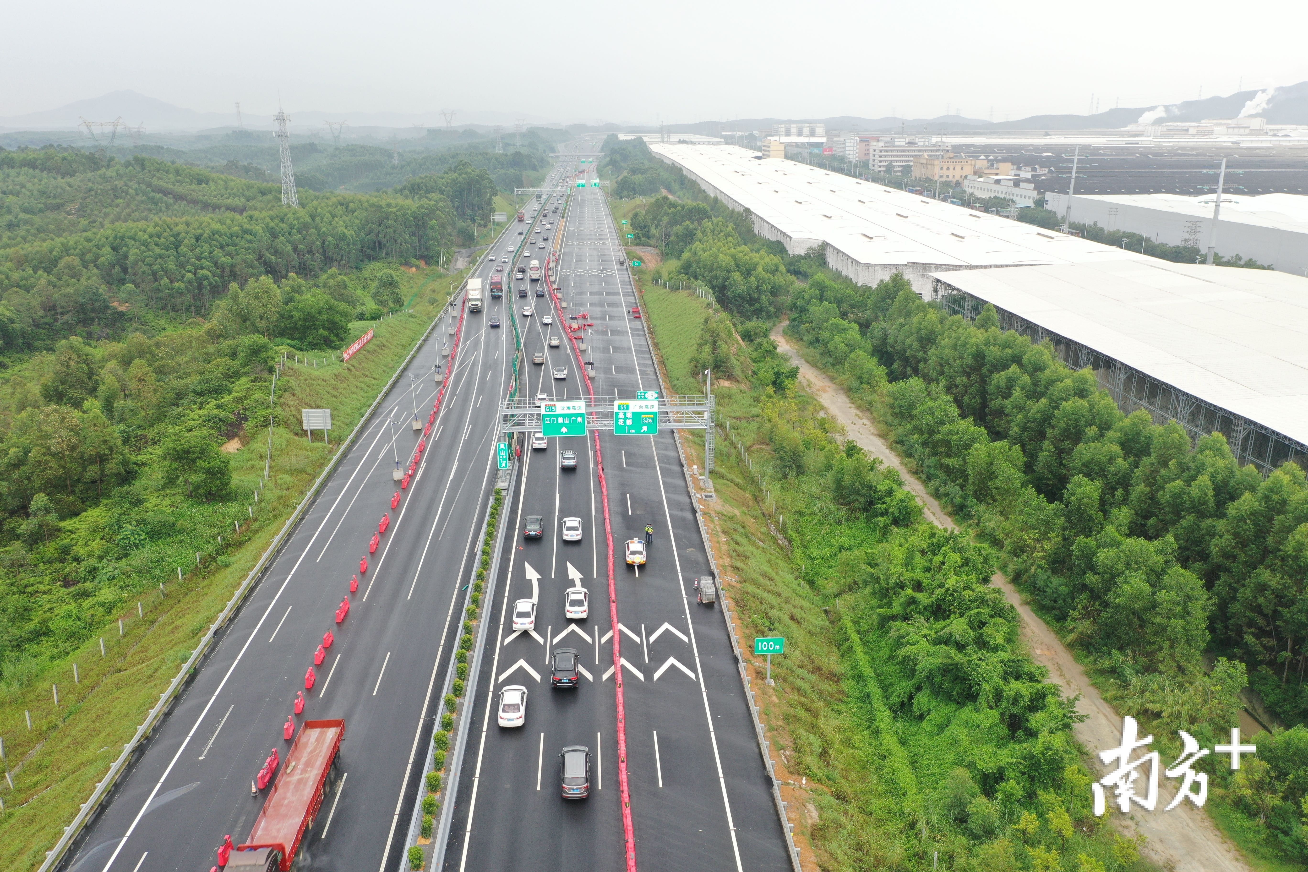 开阳高速利用无人机拍摄易堵路段车流。