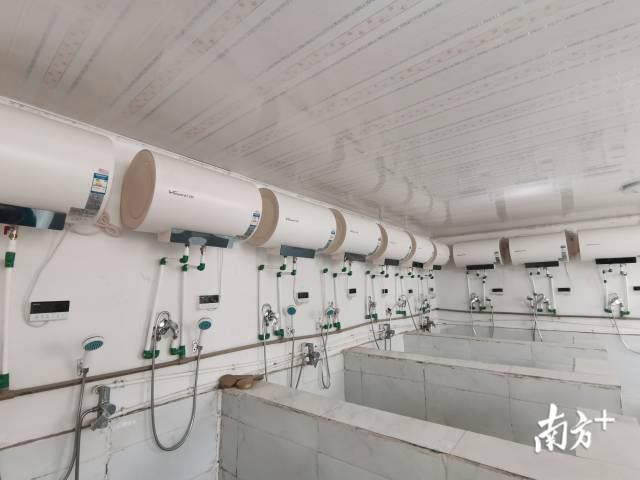 对坪镇中心校新安装的热水器。熊程摄 对坪镇中心校新安装的热水器。熊程摄