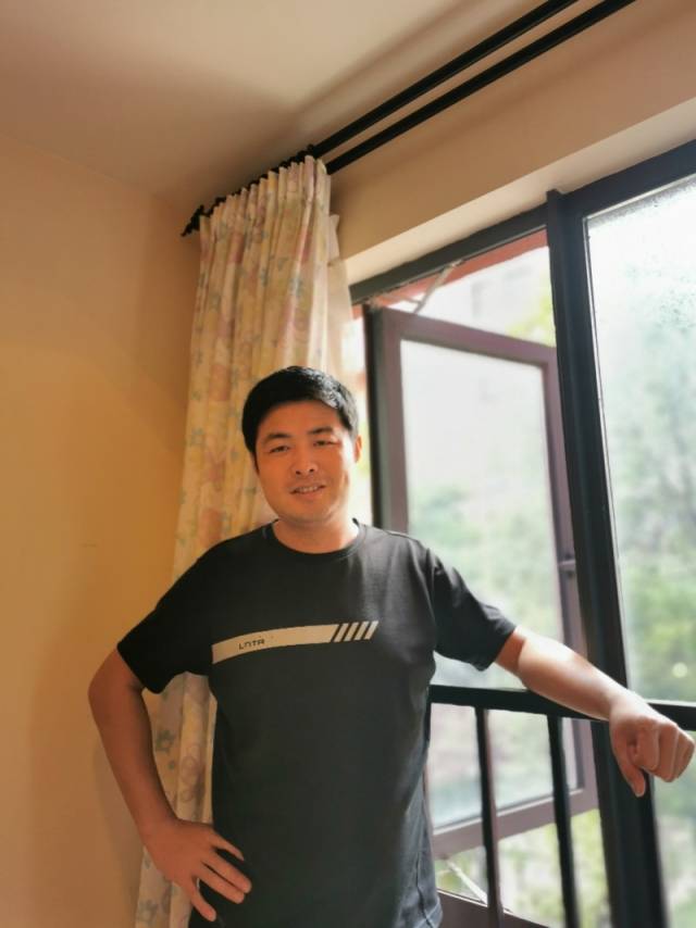 黑板|曾在湖北牛棚上网课的老师：回深圳后带毕业班，面授课更高效