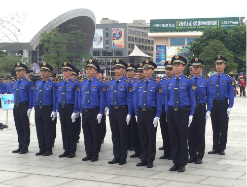 国旗|“双节”广宁城管单车队频走街头