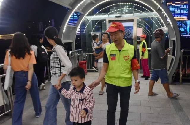 志愿者|【志愿服务】鮀城一道靓丽的风景线！难得的小长假，他们却放弃了休息……