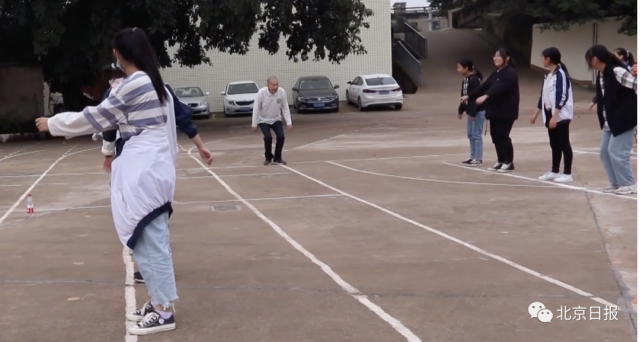 体育|冲上热搜!91岁体育老师坚持上课:我的课没人敢占
