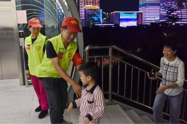 志愿者|【志愿服务】鮀城一道靓丽的风景线！难得的小长假，他们却放弃了休息……