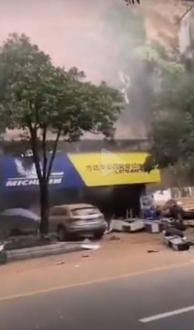 人员|湖北恩施城区山体滑坡有车被砸，当地称暂未收到被困伤亡消息