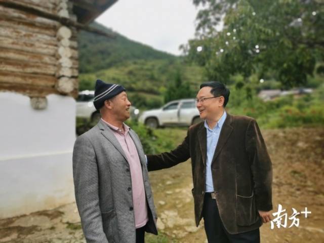 胡安泉(右)与村民亲切交谈。南方日报记者 盛正挺 摄 胡安泉(右)与村民亲切交谈。南方日报记者 盛正挺 摄
