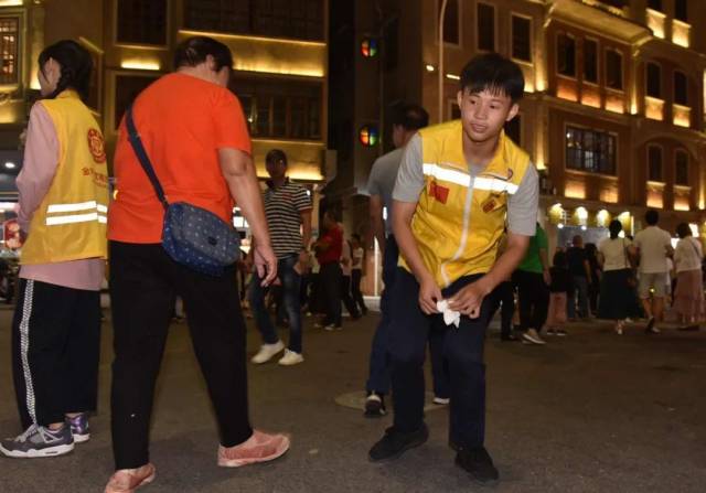 志愿者|【志愿服务】鮀城一道靓丽的风景线！难得的小长假，他们却放弃了休息……