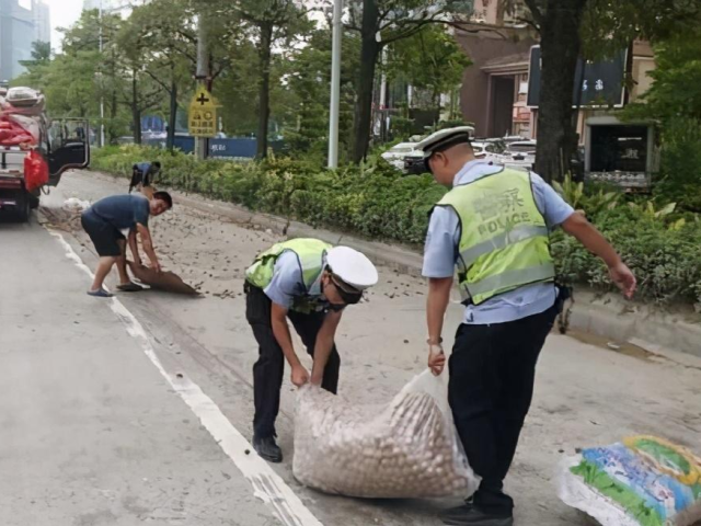 货物撒一地 交警蜀黍来帮忙
