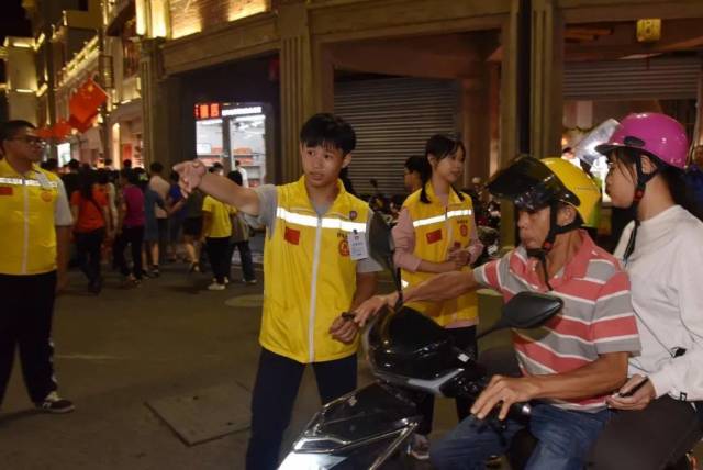 志愿者|【志愿服务】鮀城一道靓丽的风景线！难得的小长假，他们却放弃了休息……