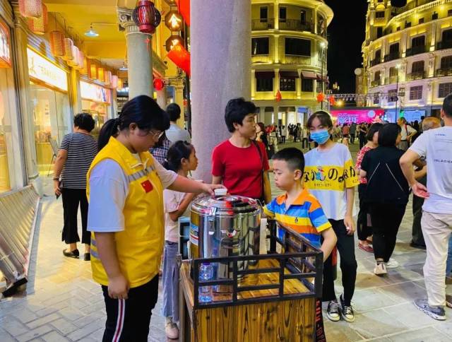 志愿者|【志愿服务】鮀城一道靓丽的风景线！难得的小长假，他们却放弃了休息……