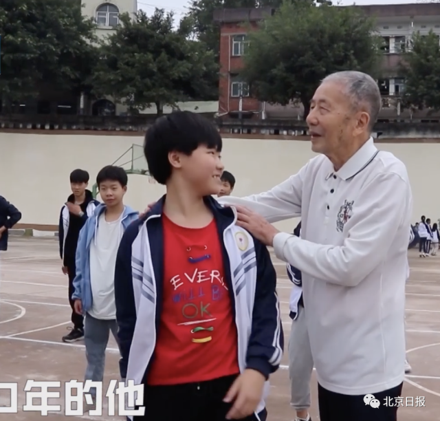 体育|冲上热搜!91岁体育老师坚持上课:我的课没人敢占