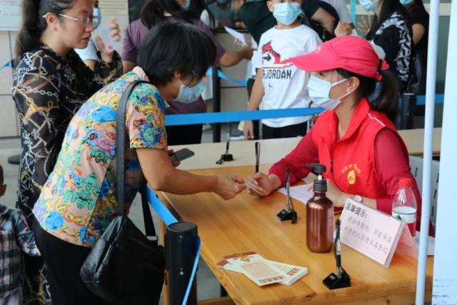 河源|“红马甲”点缀河源恐龙文博园，文明旅游增添风采