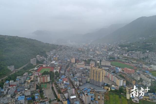 雷波县城。戴嘉信 摄