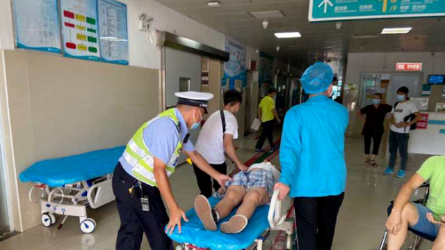 女子|神操作!情侣吵架,女生竟用砖块拍晕自己...