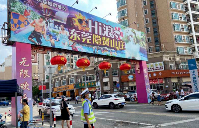 女子|神操作!情侣吵架,女生竟用砖块拍晕自己...