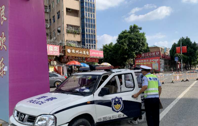 女子|神操作!情侣吵架,女生竟用砖块拍晕自己...