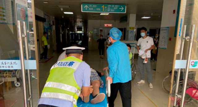 女子|神操作!情侣吵架,女生竟用砖块拍晕自己...