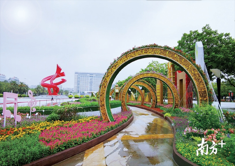 打卡东莞市中心广场立体花艺景观