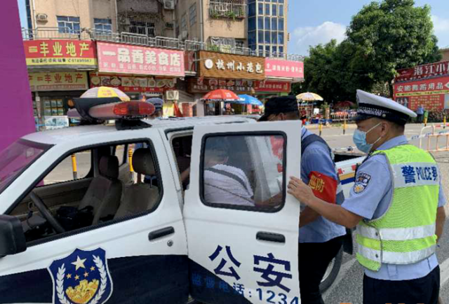 女子|神操作!情侣吵架,女生竟用砖块拍晕自己...