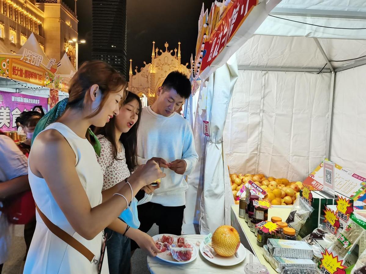 来自梅州五华的三红蜜柚备受游客青睐。