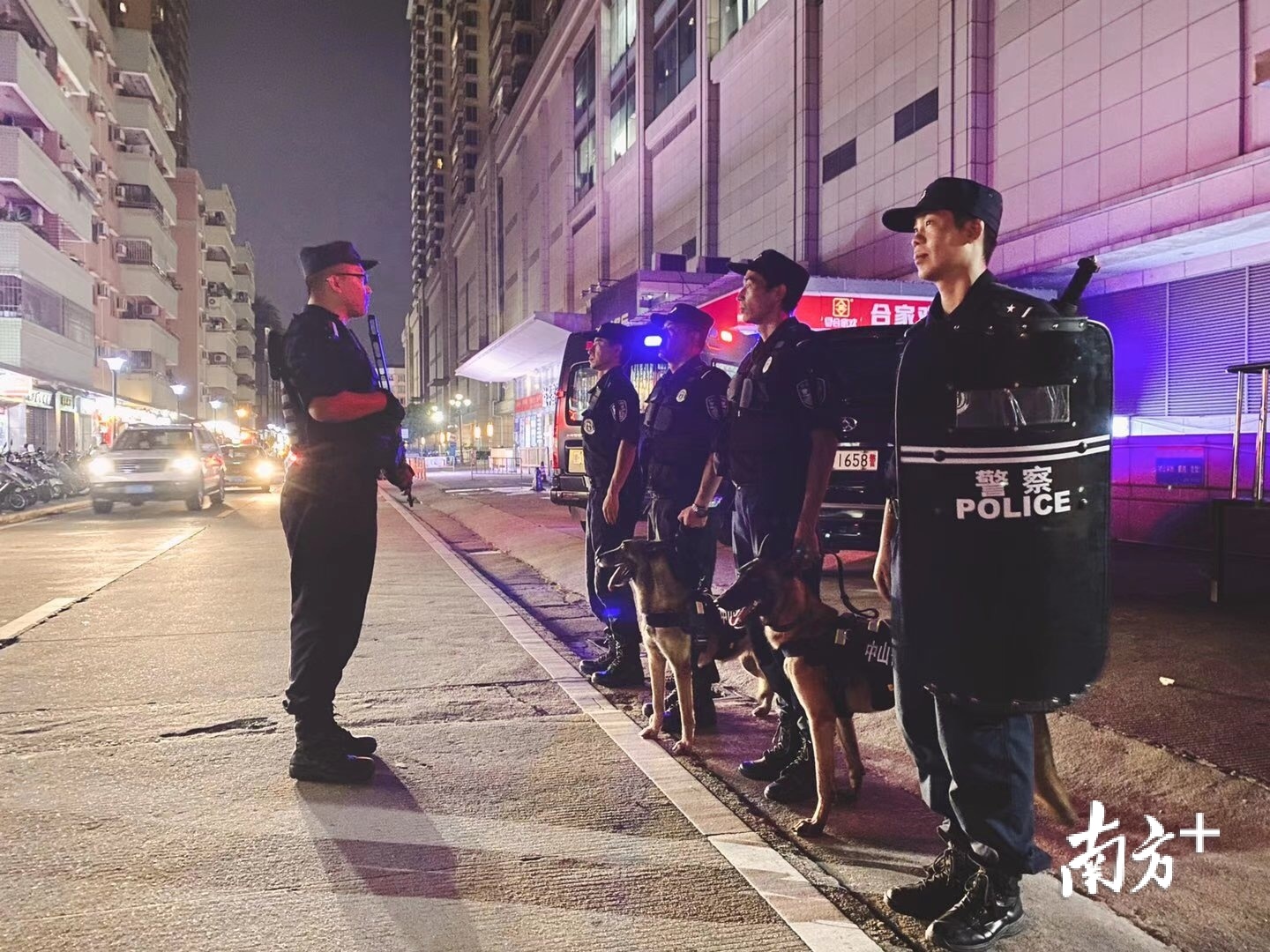 国庆、中秋节日期间,特警支队投入巡逻警力、无人机等,全面加强对党政机关、商业街区、车站、重点区域等人员密集场所的巡逻防控。