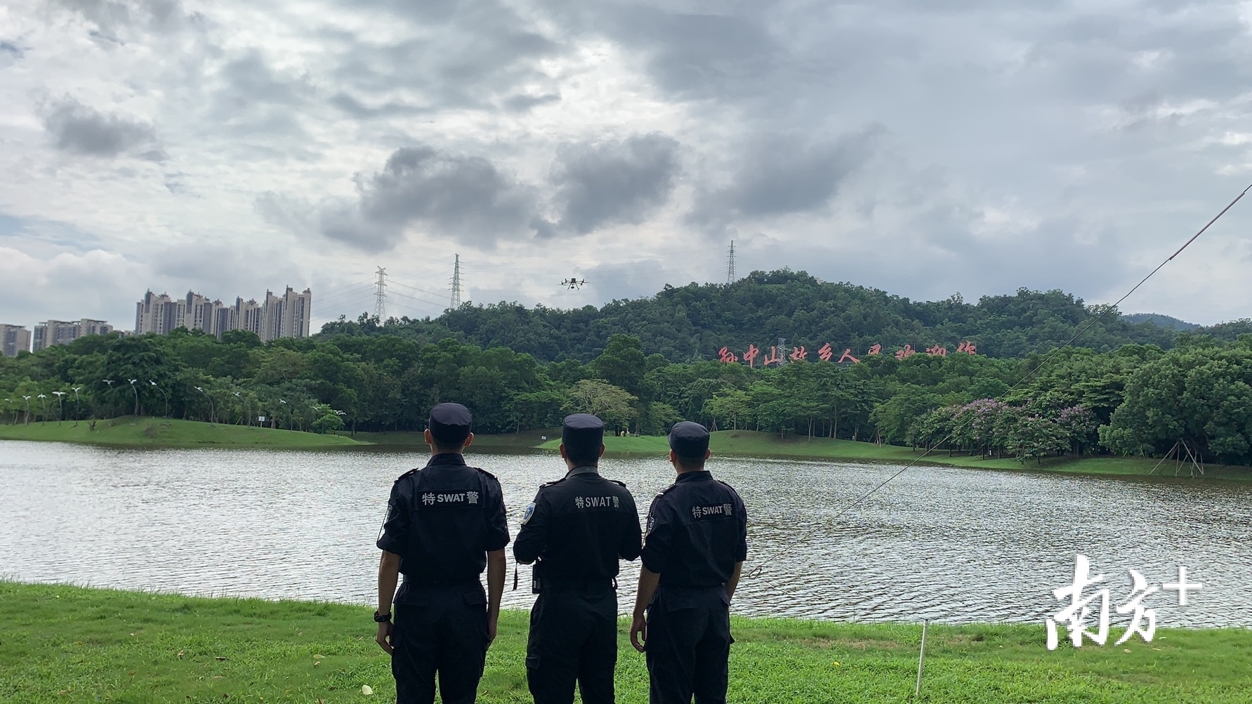 国庆、中秋节日期间,特警支队投入巡逻警力、无人机等,全面加强对党政机关、商业街区、车站、重点区域等人员密集场所的巡逻防控。