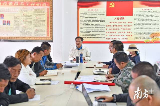佛山驻喜德工作组组长、喜德县委常委、副县长黄礼泉（中）。戴嘉信 摄