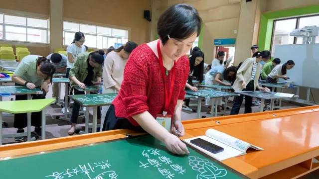 板书|【润教育 心飞扬】板书大赛聚英才，灯三教师试比高 ——灯湖三小语文科组开展板书设计大赛