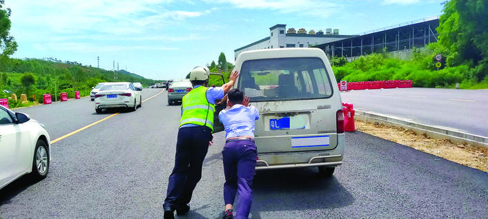 国庆期间惠州交警及时帮助群众推移事故车辆疏导交通。