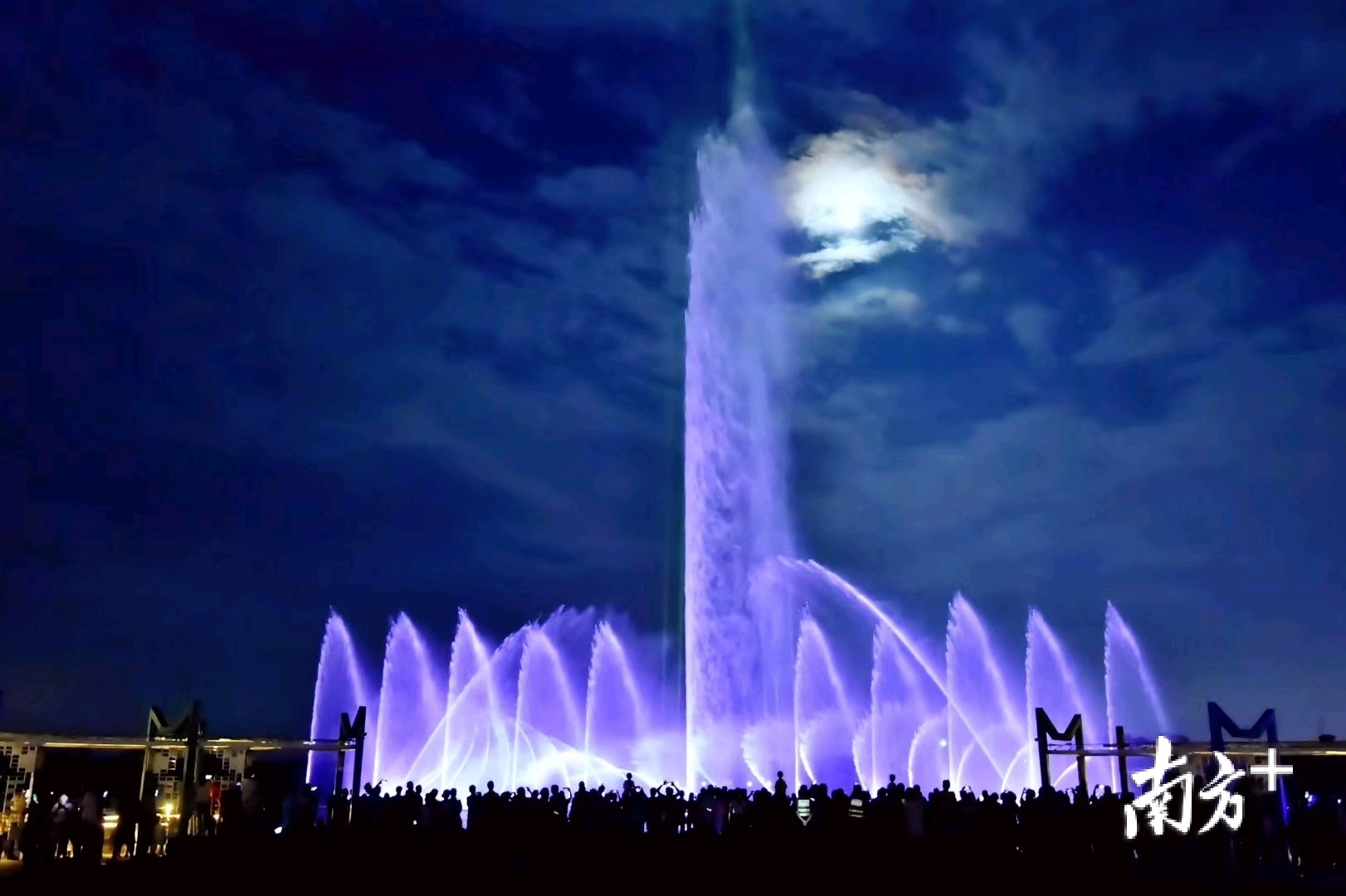 乐平镇水幕音乐喷泉掀起乡村游热潮。李东 摄