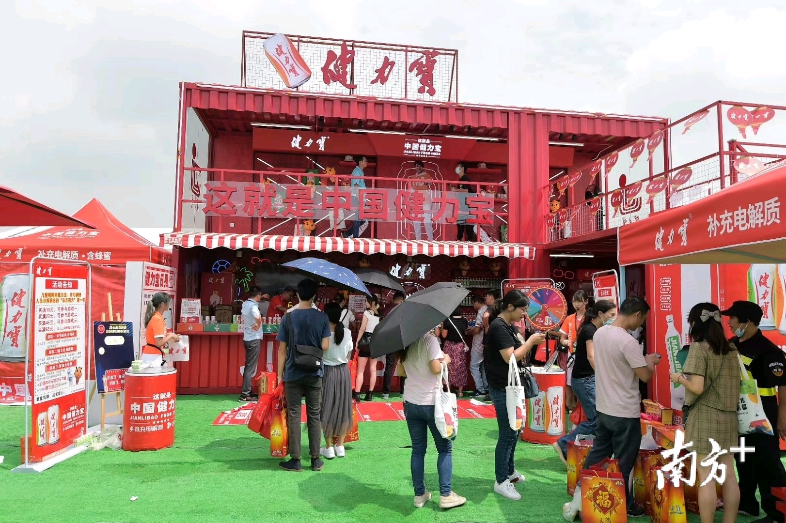 西南街道分会场活动吸引大批市民。李东 摄