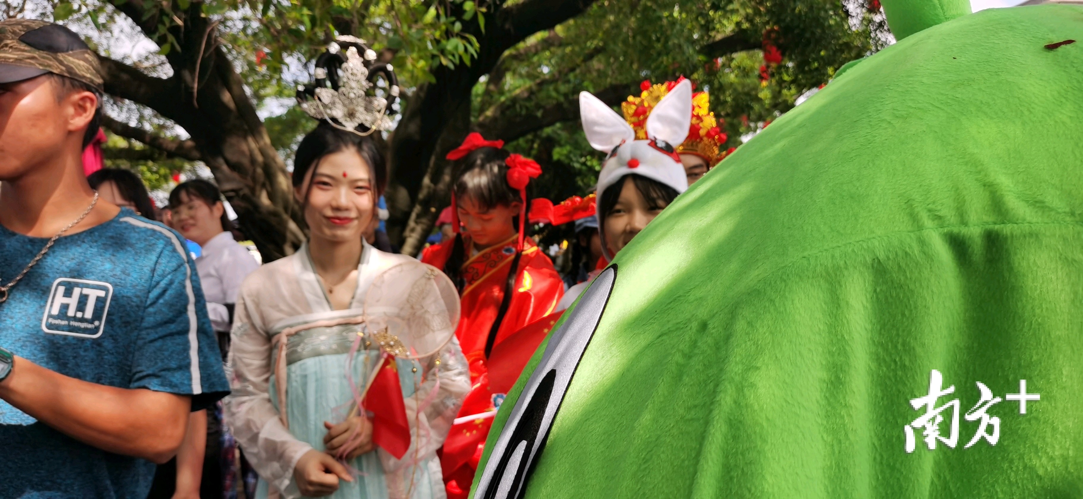 10月1日,大旗头古村内,节庆活动吸引大量市民游客前往游玩。林洛峰 摄 10月1日,大旗头古村内,节庆活动吸引大量市民游客前往游玩。林洛峰 摄