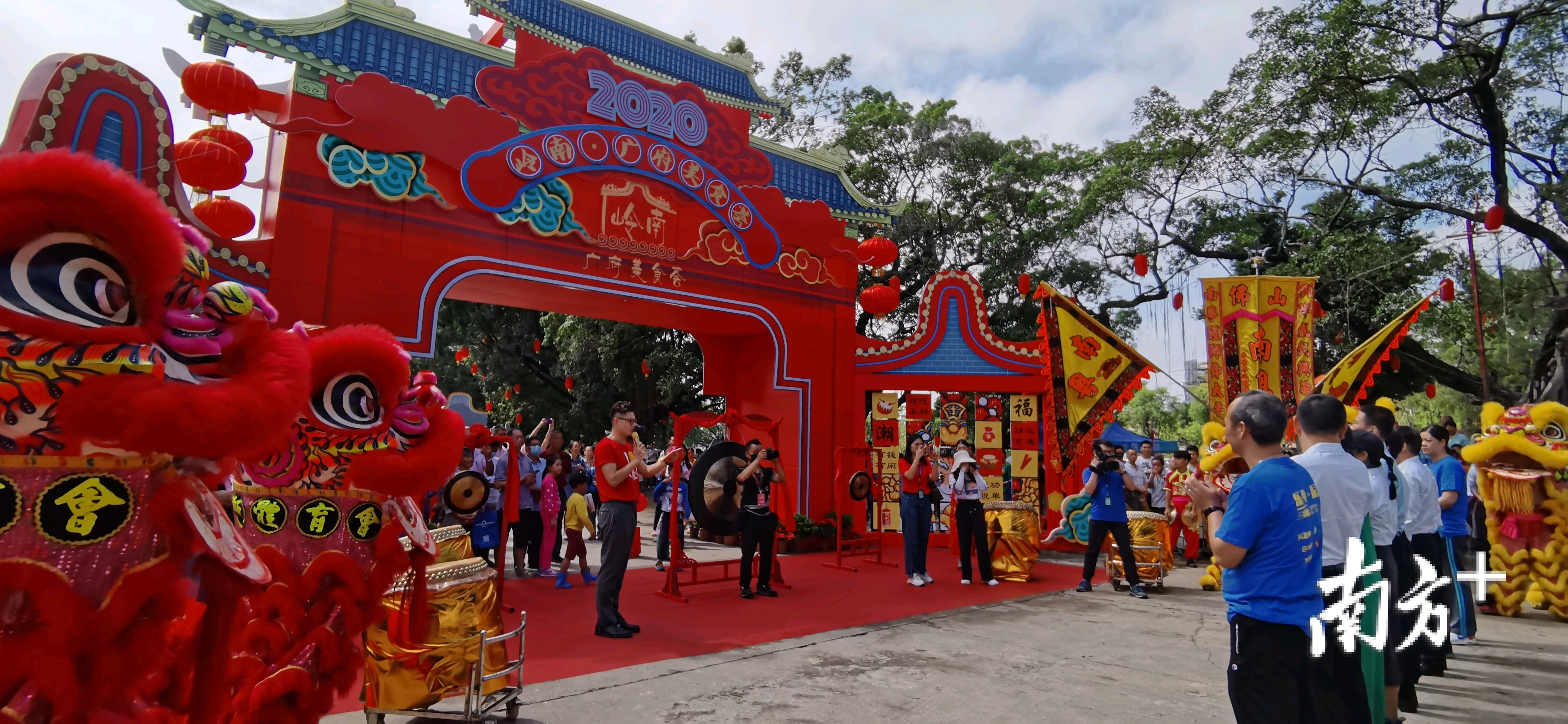 10月1日,岭南•广府美食荟在乐平镇大旗头古村开锣。林洛峰 摄 10月1日,岭南•广府美食荟在乐平镇大旗头古村开锣。林洛峰 摄