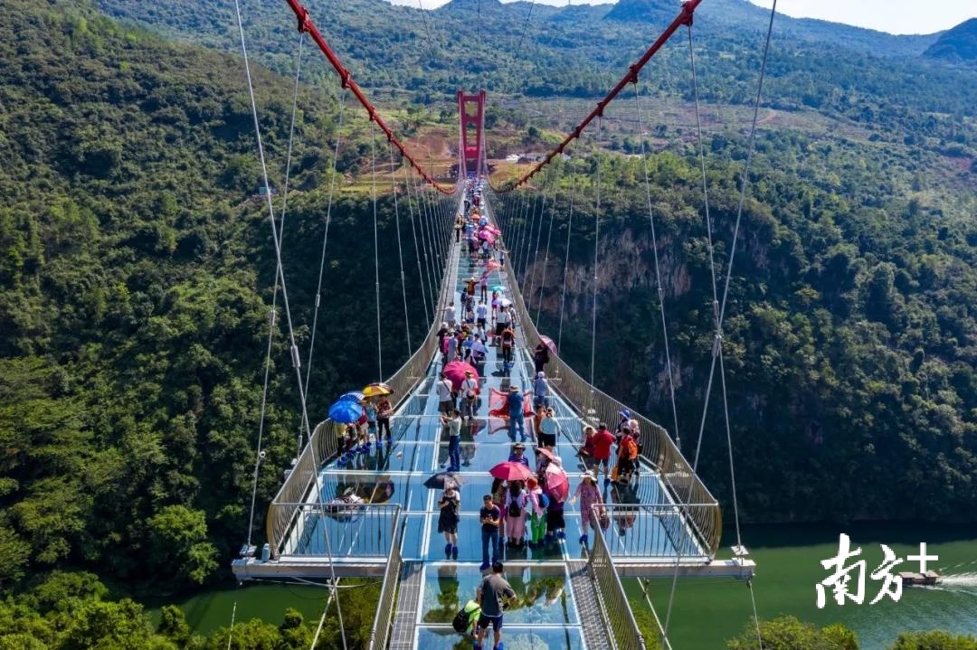 游客体验目前世界上最长的玻璃桥——连州擎天玻璃桥。