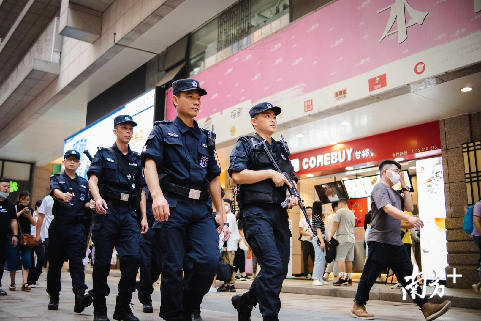 国庆、中秋节日期间,特警支队投入巡逻警力、无人机等,全面加强对党政机关、商业街区、车站、重点区域等人员密集场所的巡逻防控。