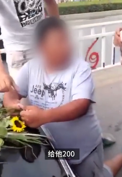 婚车|组团拦婚车、跪地叫爸爸要钱……趁“囍”打劫?警方出手了