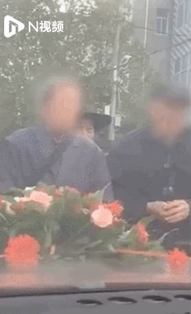 婚车|组团拦婚车、跪地叫爸爸要钱……趁“囍”打劫?警方出手了