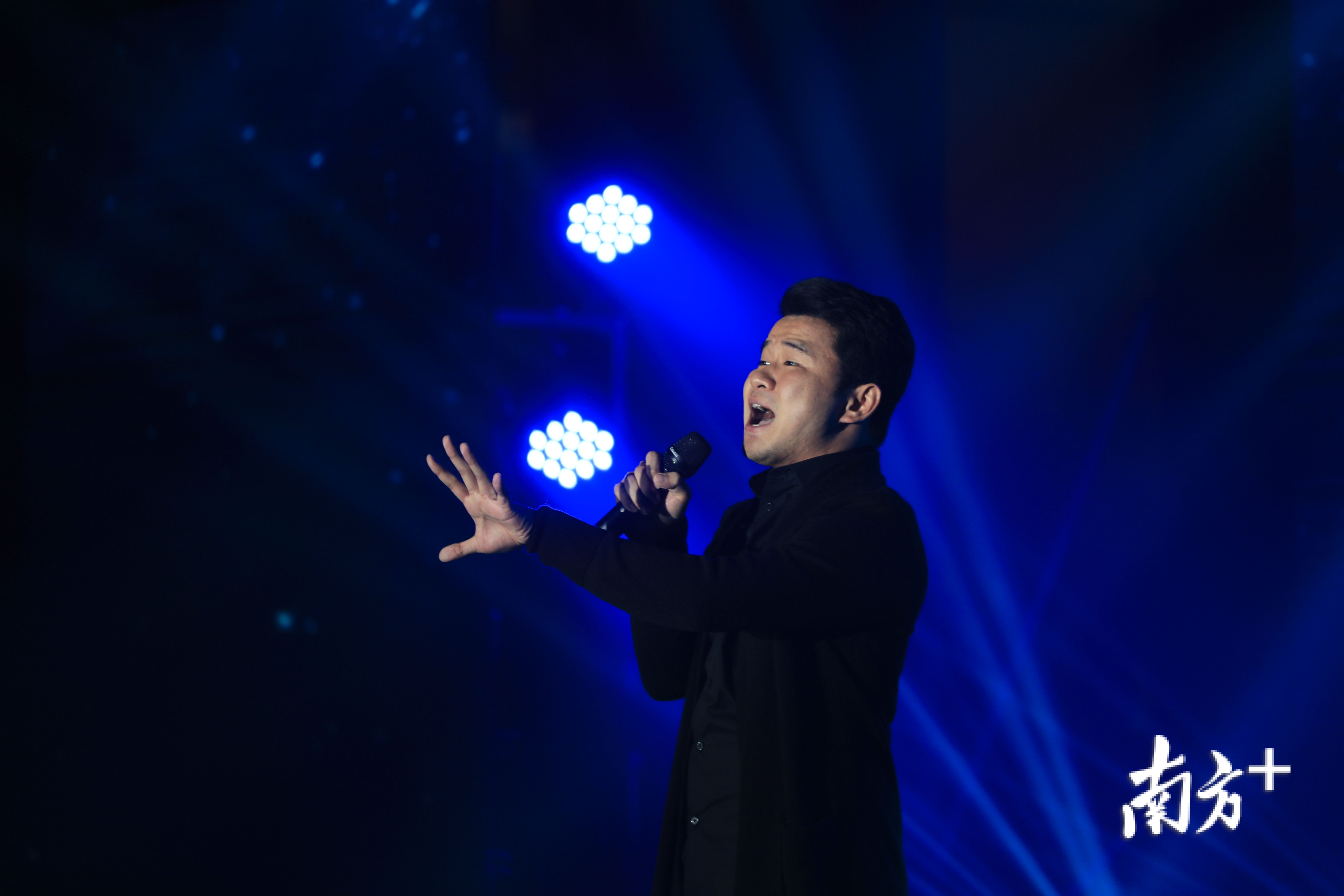 个人参赛选手冯南峥男声独唱《生命》。