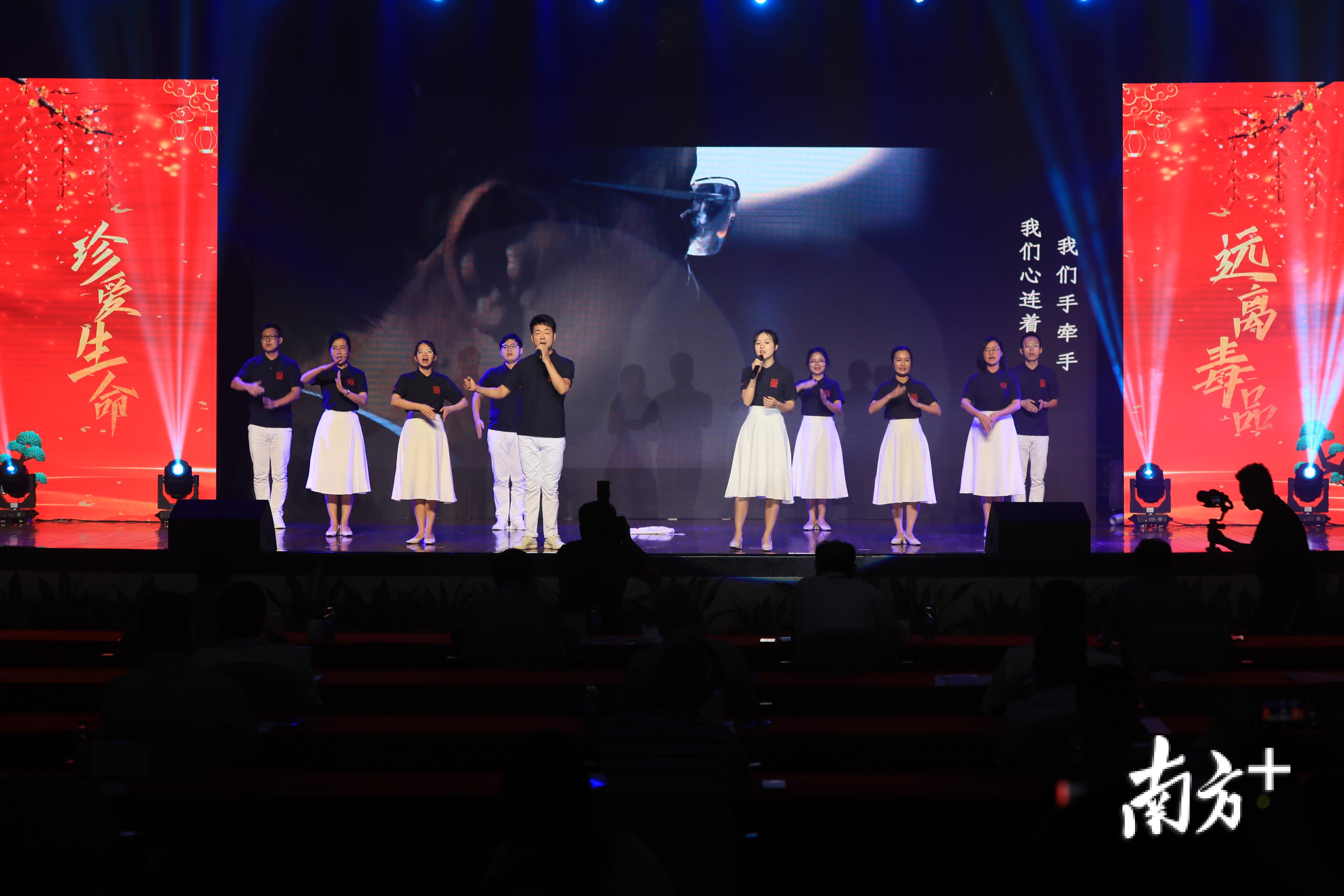 广东融聚律师事务所选送的小组唱《我们的心愿》。