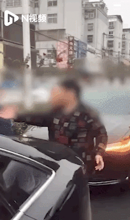 婚车|组团拦婚车、跪地叫爸爸要钱……趁“囍”打劫?警方出手了