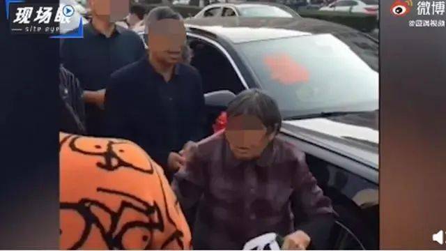 婚车|组团拦婚车、跪地叫爸爸要钱……趁“囍”打劫?警方出手了