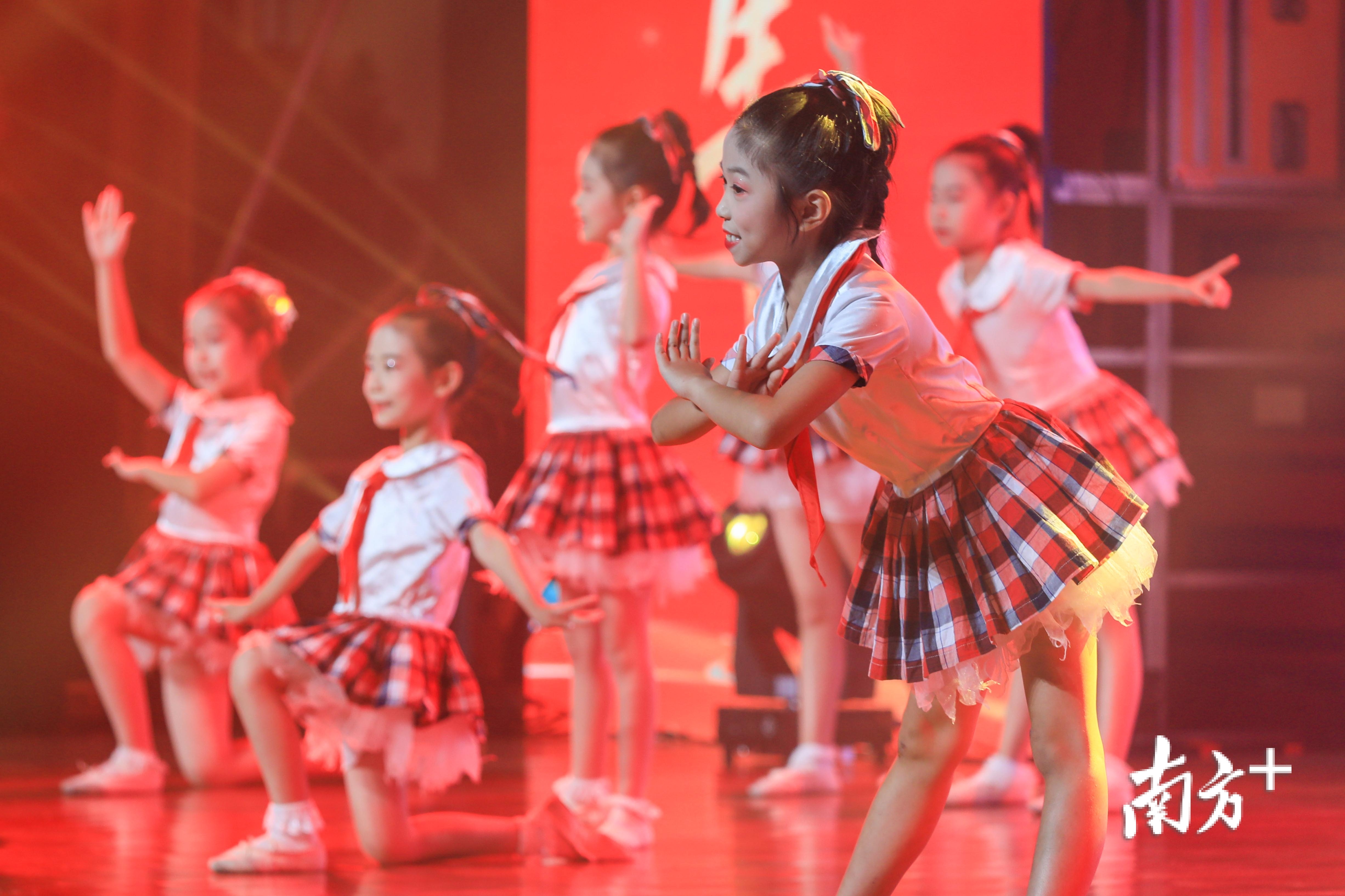 香洲区云峰小学选送的舞蹈《生命敬仰》。