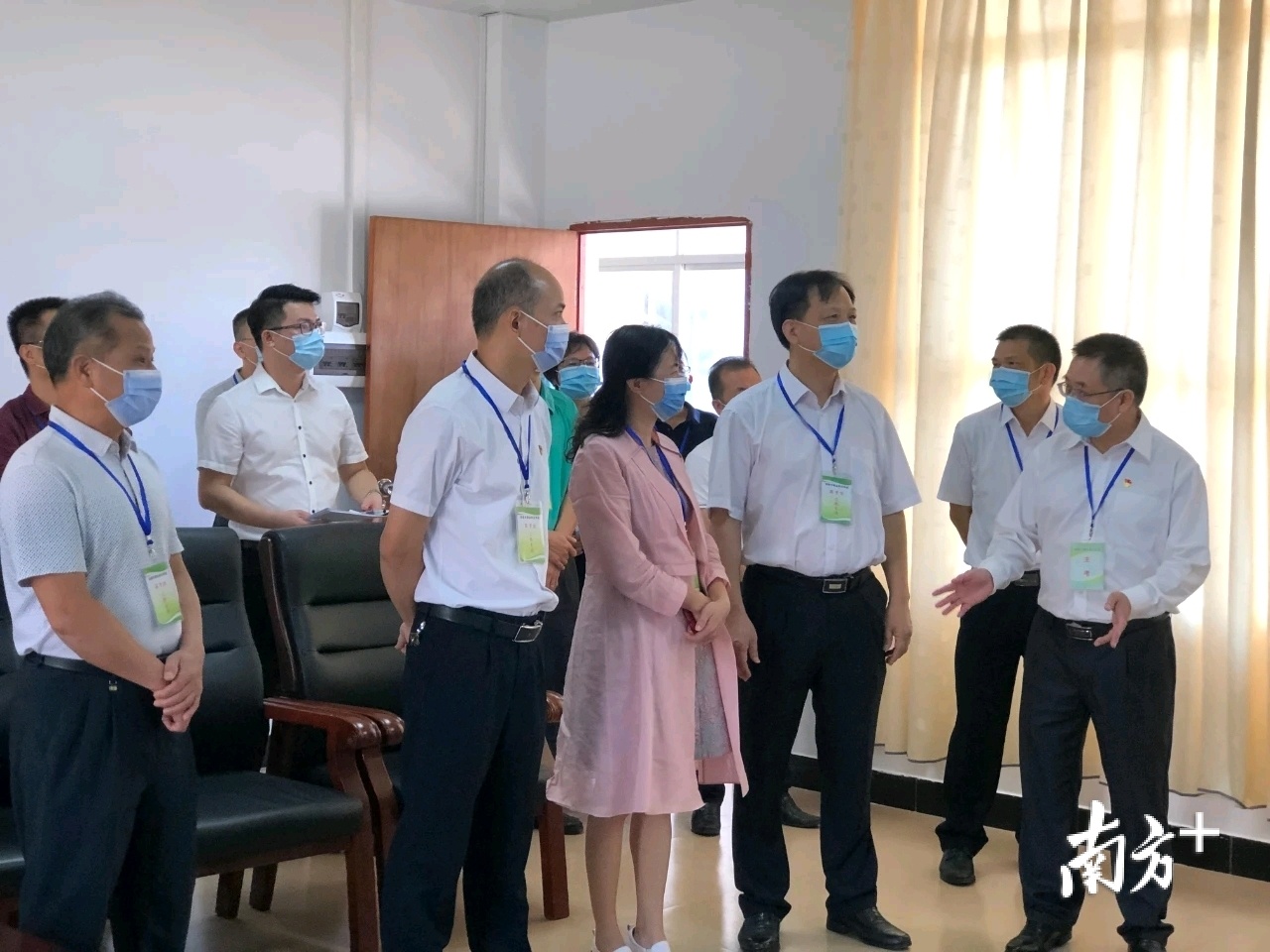 陈希怀,王承卷,何梅来到阳春市中等职业技术学校考点,通过察看监控